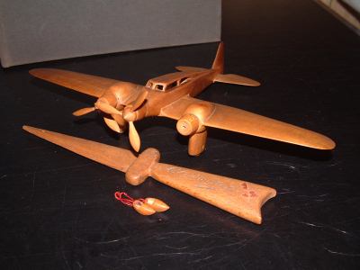 Objets en bois fabriqués en déténtion, avion, dague, sabots
